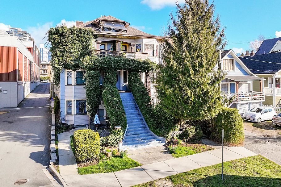 160 E 10th Street North Vancouver, BC - 1