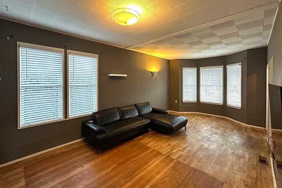 166 E 10th Street North Vancouver, BC - 4