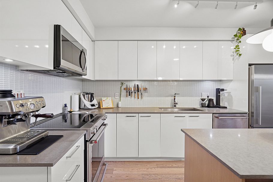 206 233 Kingsway Vancouver, BC - 2