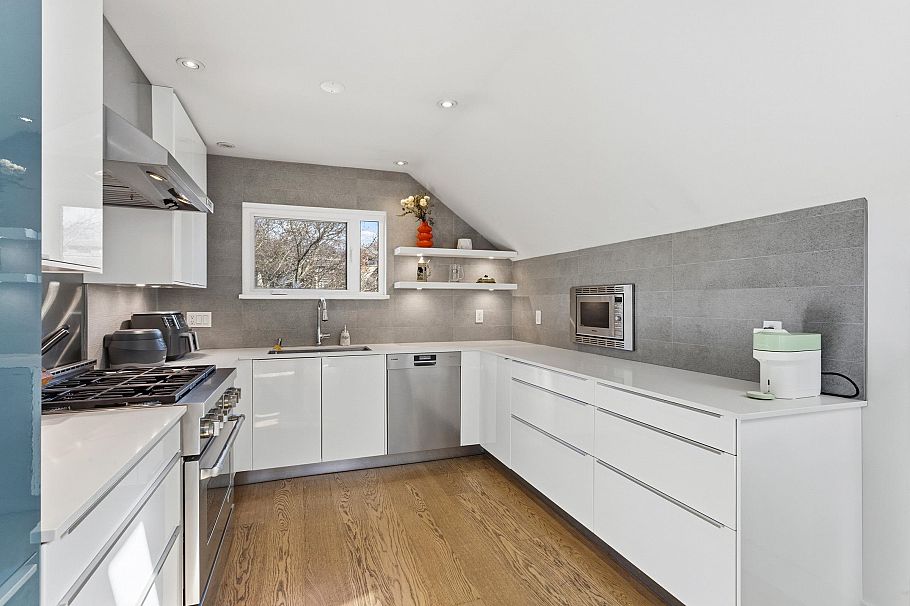 D 225 E 4th Street North Vancouver, BC - 5