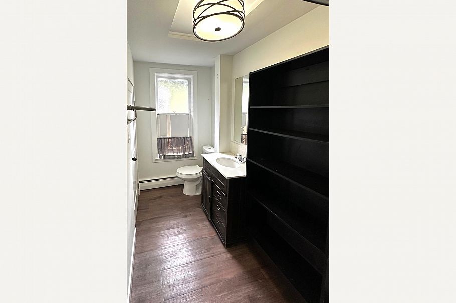 164 E 10th Street North Vancouver, BC - 13