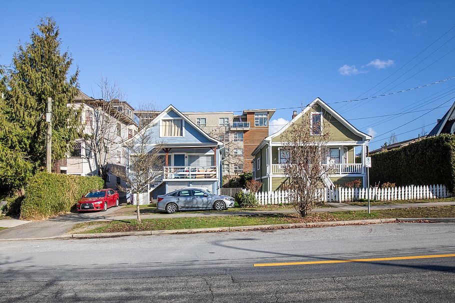 166 E 10th Street North Vancouver, BC - 3