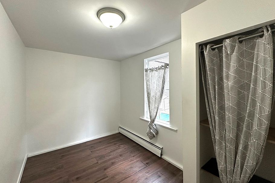 164 E 10th Street North Vancouver, BC - 16