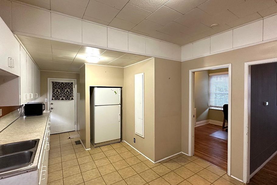 166 E 10th Street North Vancouver, BC - 6