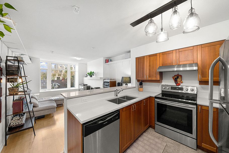 301 3727 W 10 Avenue Vancouver, BC - 1