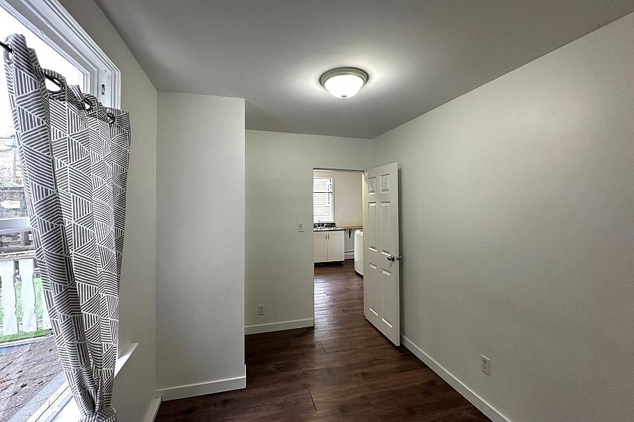 164 E 10th Street North Vancouver, BC - 17