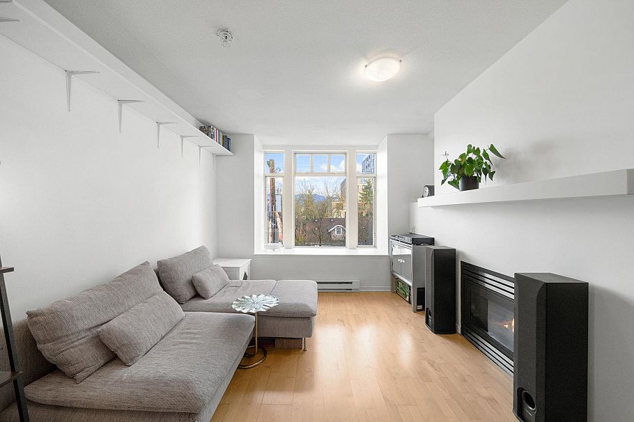 301 3727 W 10 Avenue Vancouver, BC - 3