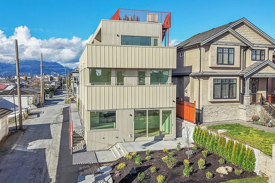 1 2915 E 5th Avenue Vancouver, BC - 1