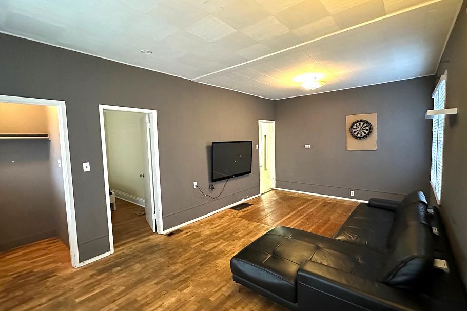 166 E 10th Street North Vancouver, BC - 5