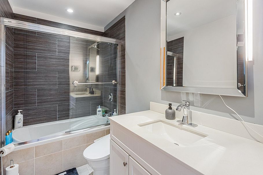 D 225 E 4th Street North Vancouver, BC - 12