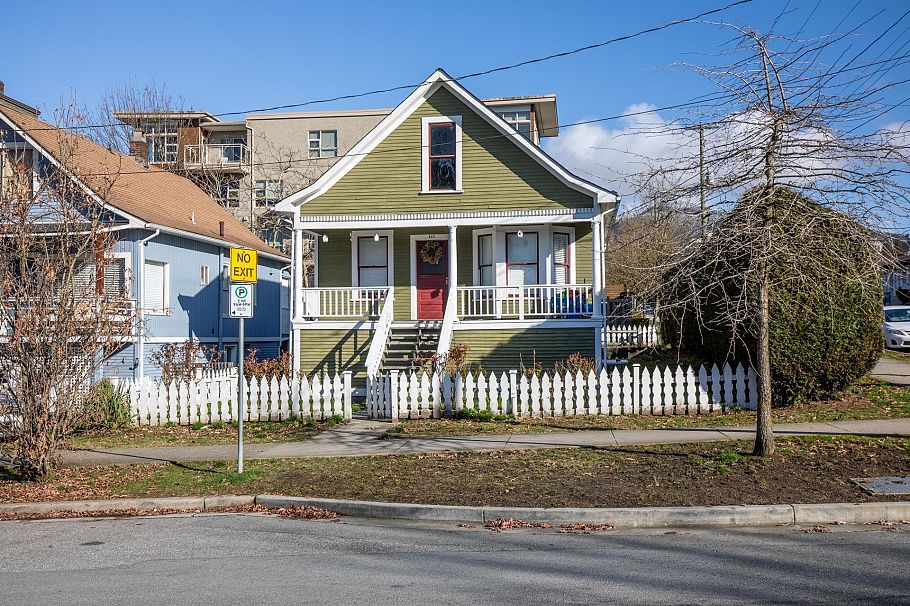 166 E 10th Street North Vancouver, BC - 1