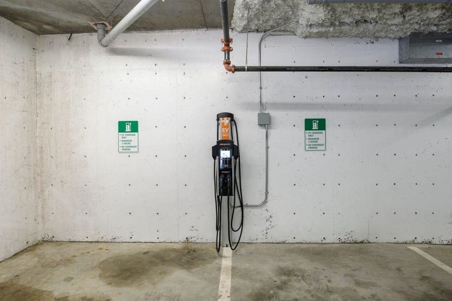 32 728 W 14th Street North Vancouver, BC - 23