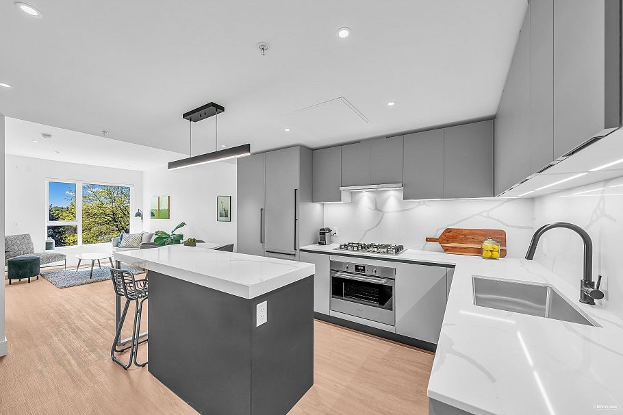 506 2235 E Broadway Vancouver, BC - 2