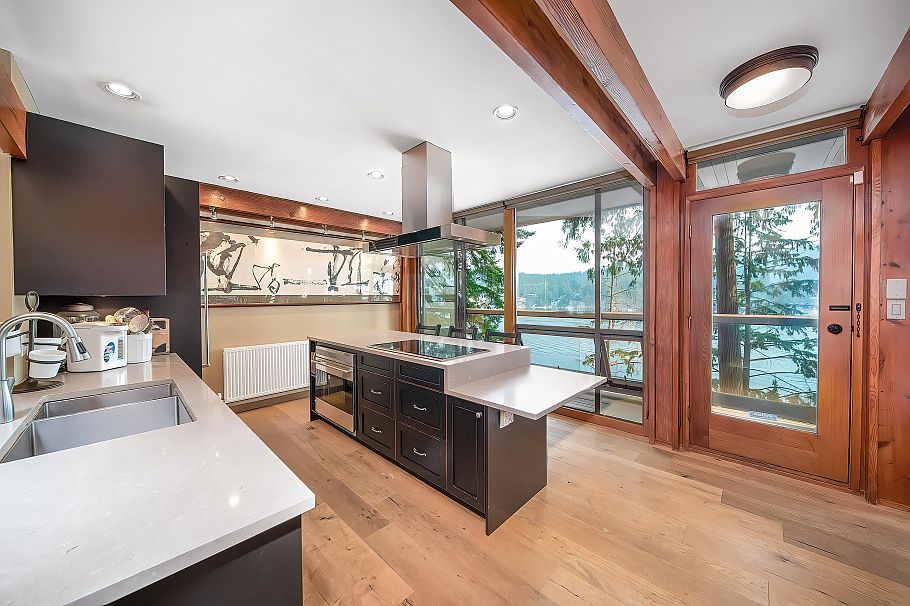 4885 Cove Cliff Place North Vancouver, BC - 12