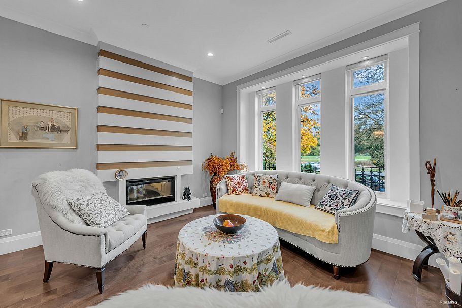 4217 W 16th Avenue Vancouver, BC - 4