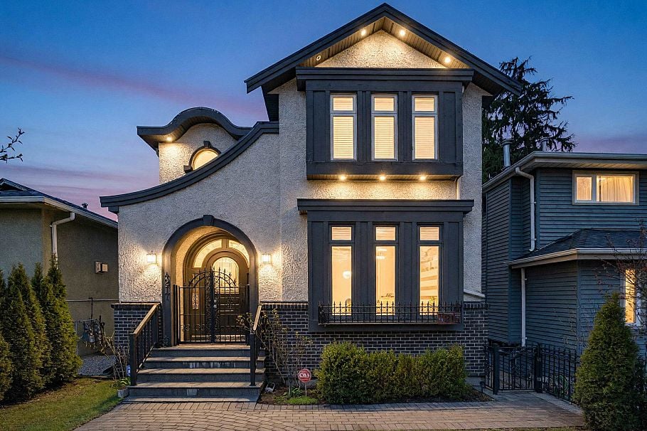 4217 W 16th Avenue Vancouver, BC - 1