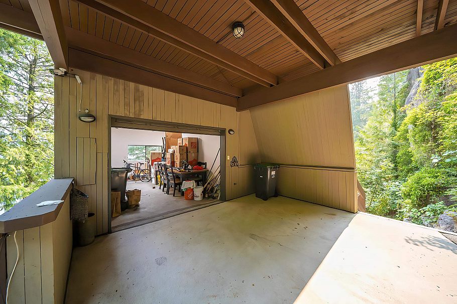 4885 Cove Cliff Place North Vancouver, BC - 39