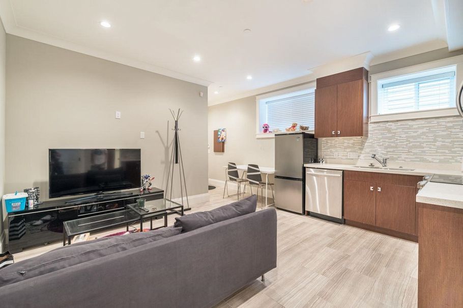 4217 W 16th Avenue Vancouver, BC - 35