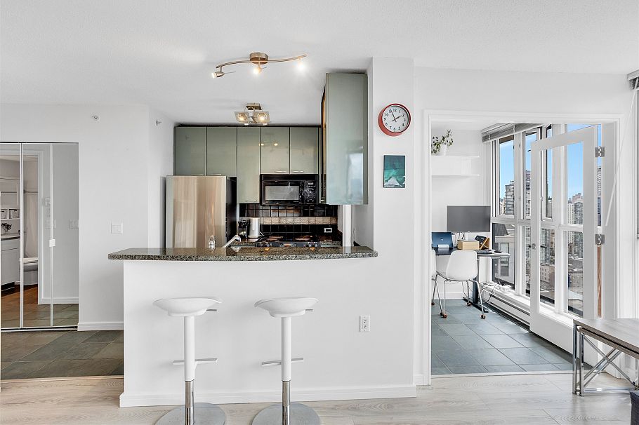 2507 1068 Hornby Street Vancouver, BC - 4