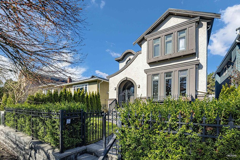 4217 W 16th Avenue Vancouver, BC - 3