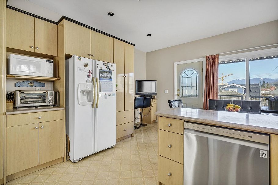 591 E 28th Avenue Vancouver, BC - 2