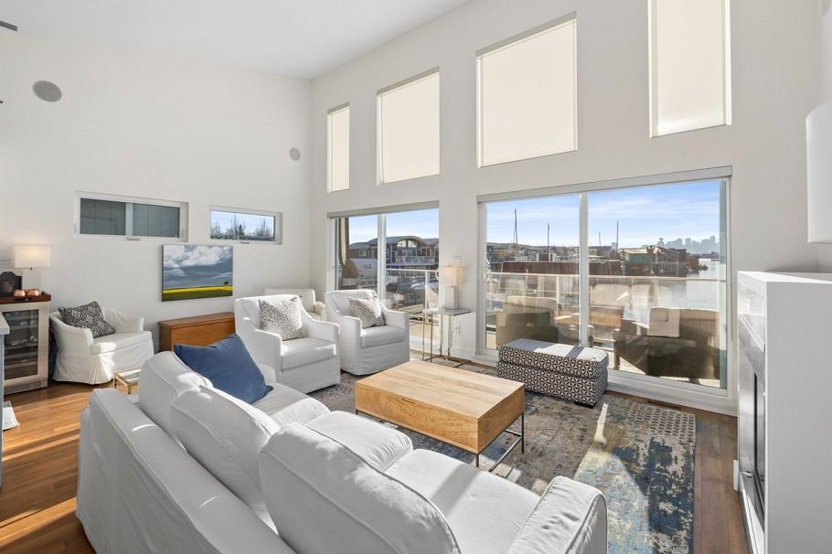 20 415 W Esplanade North Vancouver, BC - 2