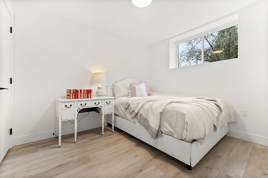 3123 W 16th Avenue Vancouver, BC - 36