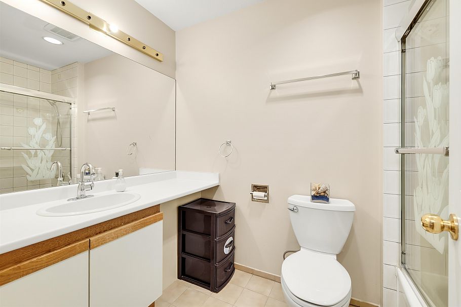 819 W 70th Avenue Vancouver, BC - 15