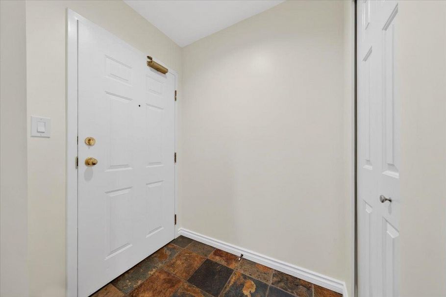 211 3600 Windcrest Drive North Vancouver, BC - 23