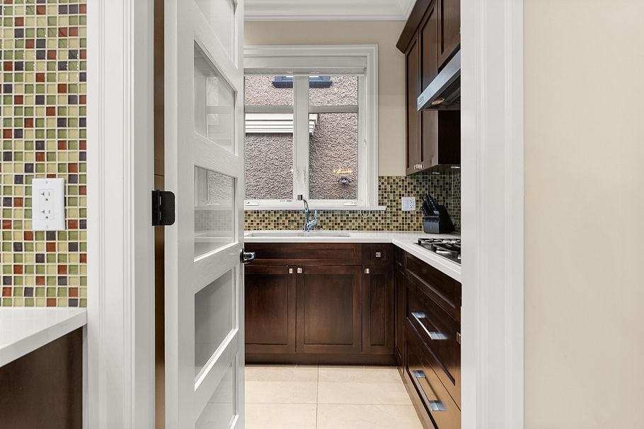 1041 W 58th Avenue Vancouver, BC - 9