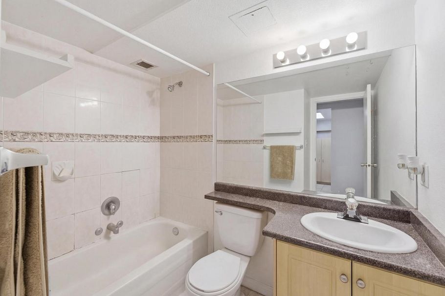 116 950 Drake Street Vancouver, BC - 9