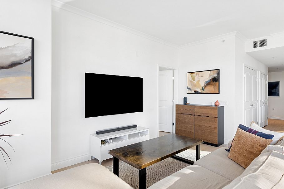 409 185 Victory Ship Way North Vancouver, BC - 12