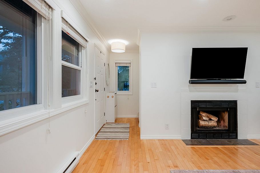 195 W 13th Avenue Vancouver, BC - 9