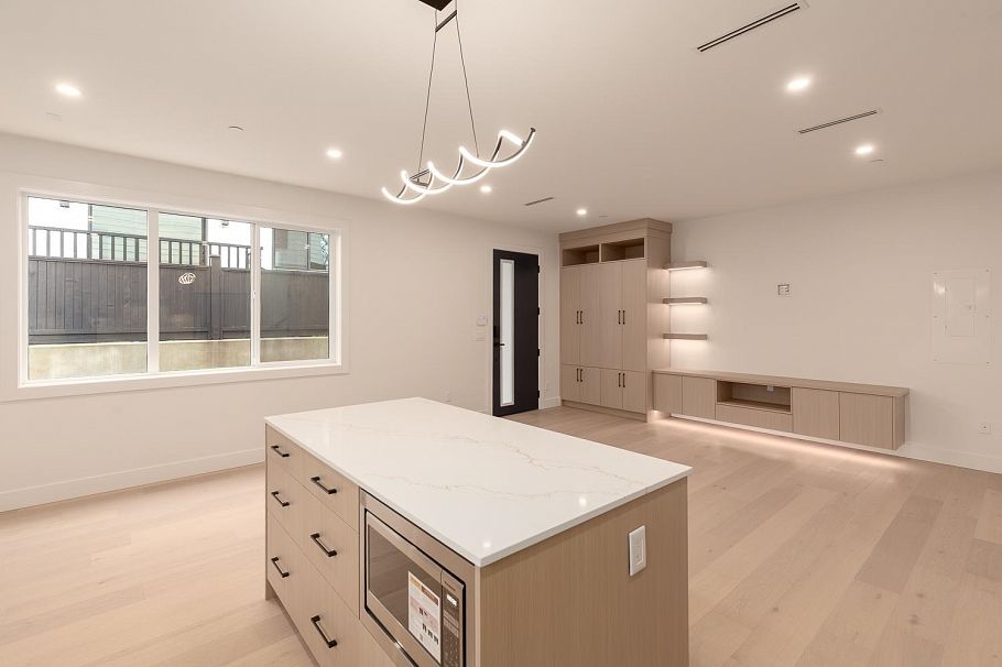 1 3506 E Pender Street Vancouver, BC - 11