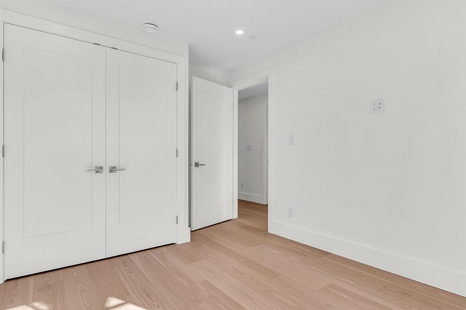 2566 W 2nd Avenue Vancouver, BC - 17