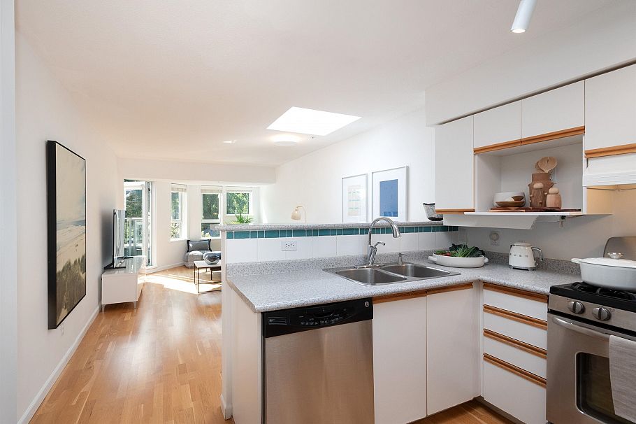 420 3440 W Broadway Vancouver, BC - 3