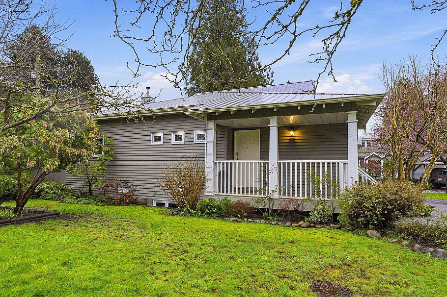 1558 Bowser Avenue North Vancouver, BC - 2