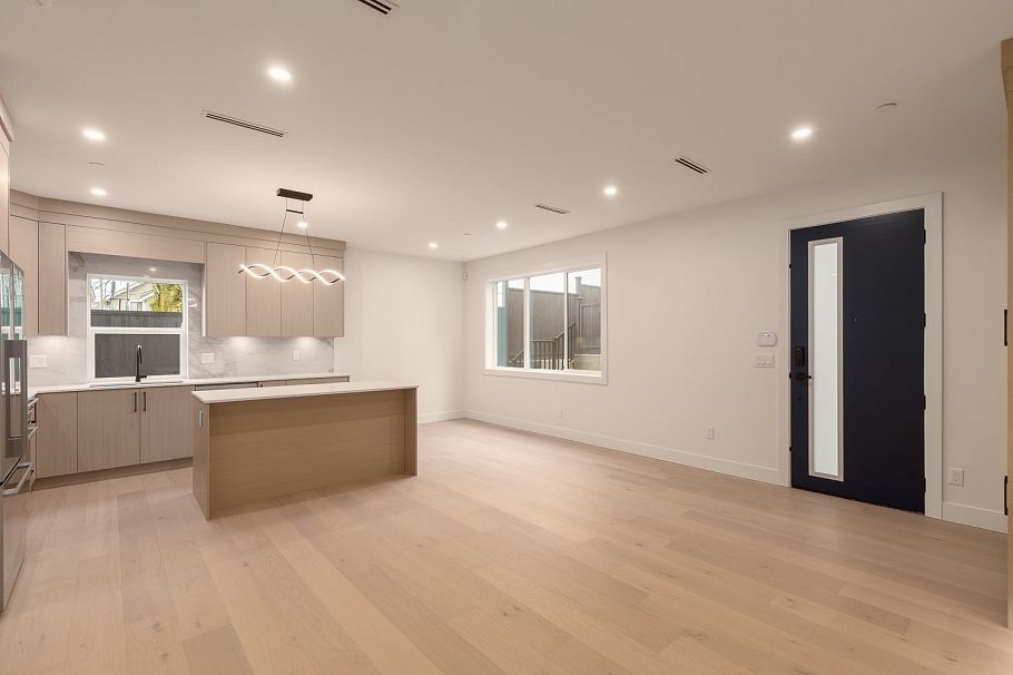 1 3506 E Pender Street Vancouver, BC - 5