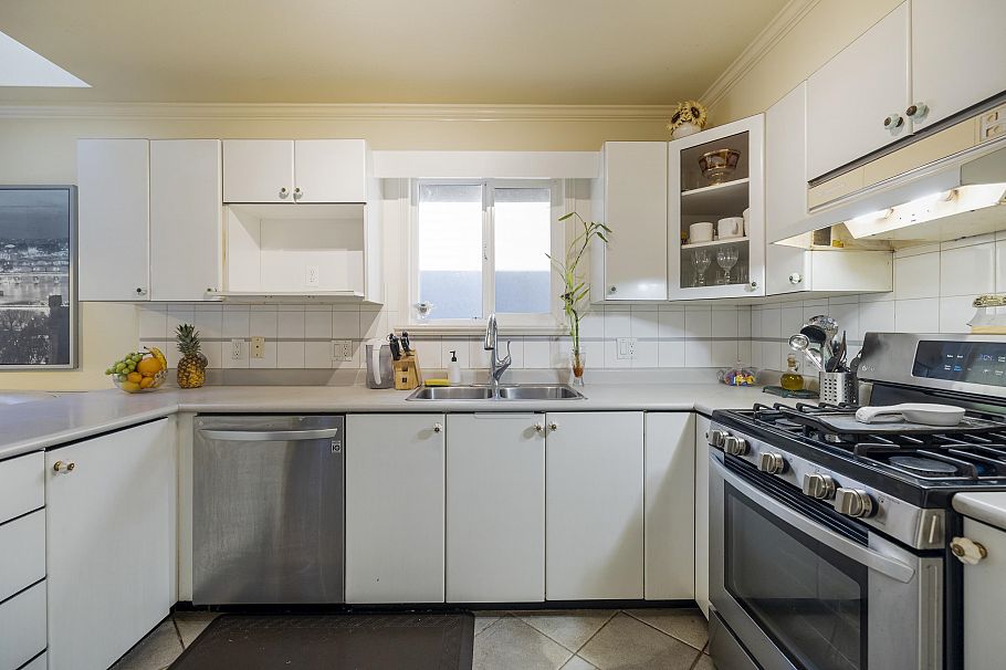 538 W 25th Street North Vancouver, BC - 3