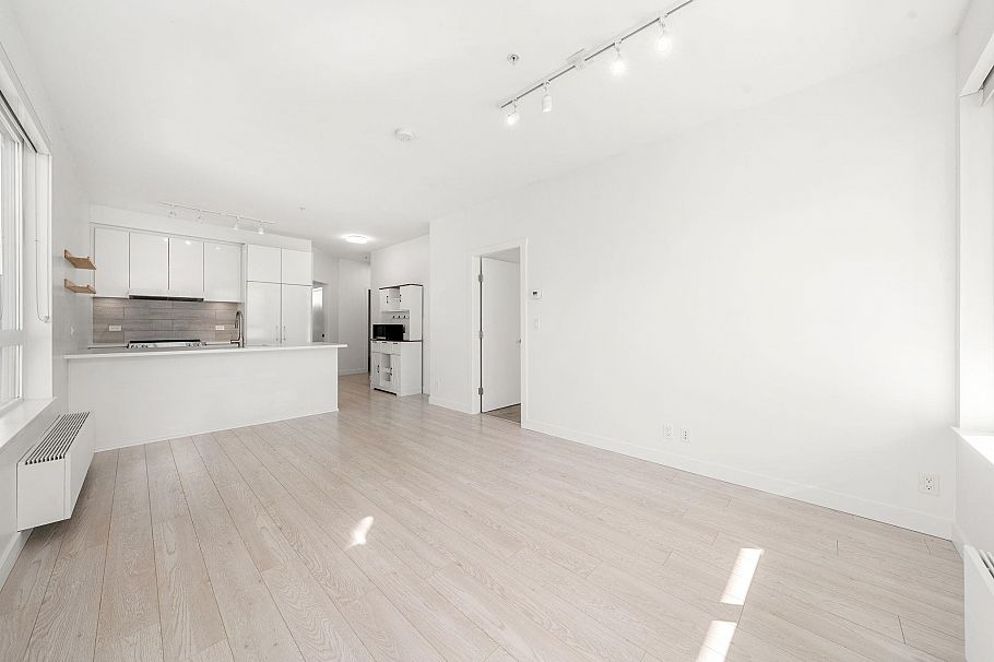 208 711 W 14th Street North Vancouver, BC - 2