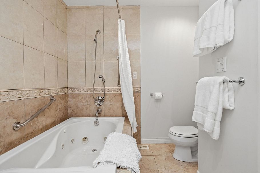 1558 Bowser Avenue North Vancouver, BC - 23