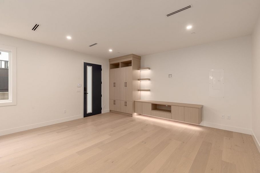 1 3506 E Pender Street Vancouver, BC - 3