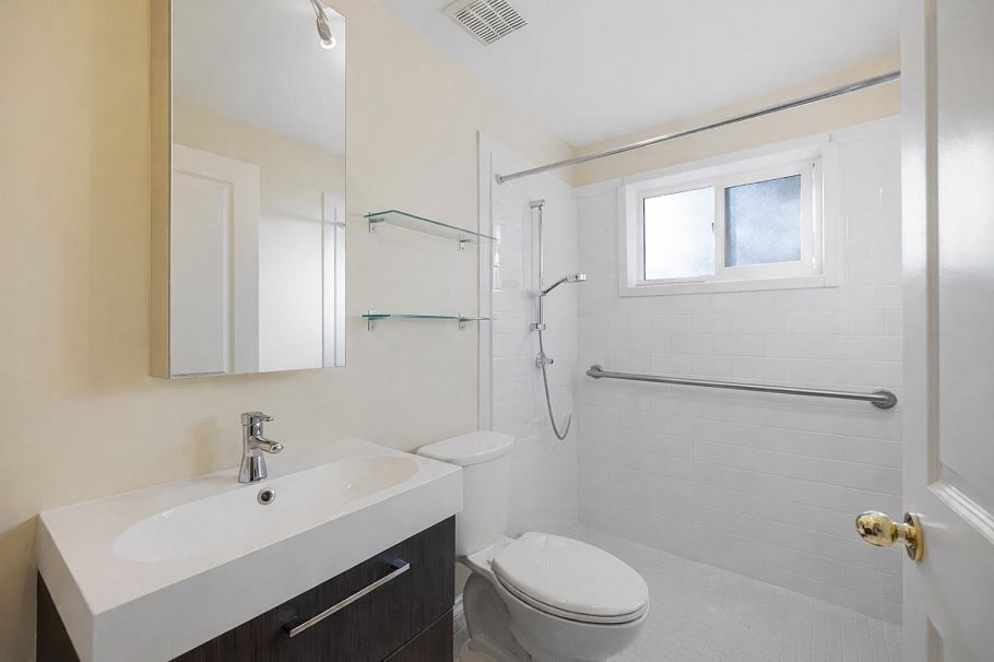 538 W 25th Street North Vancouver, BC - 20