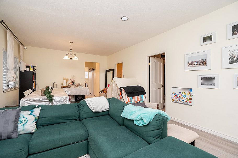 156 E 53rd Avenue Vancouver, BC - 3