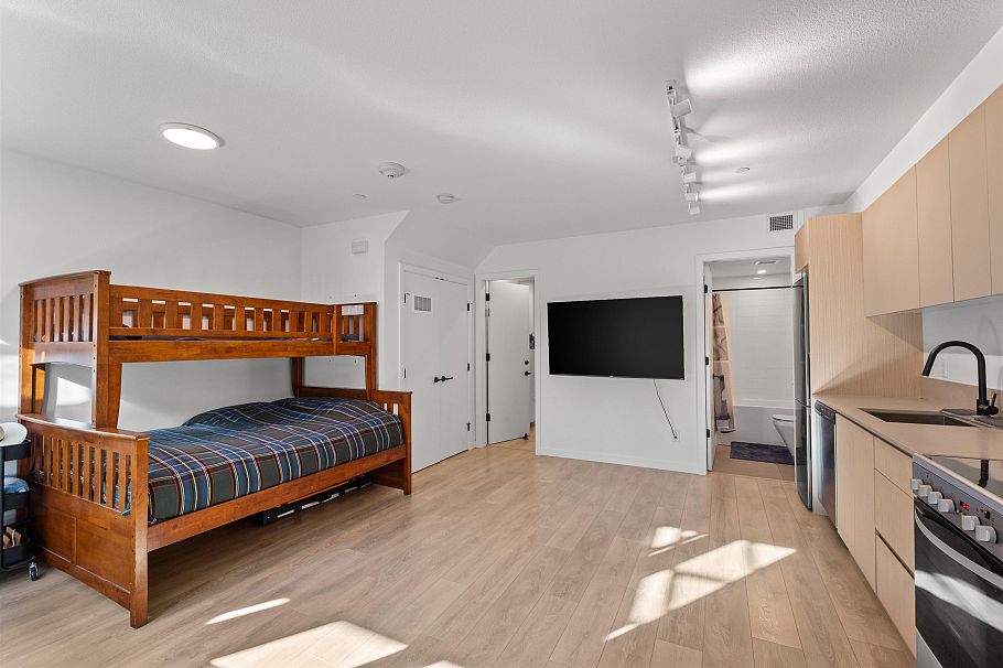 33 528 E 2nd Street North Vancouver, BC - 25