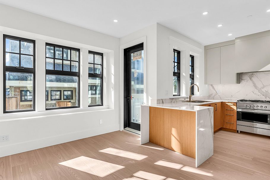 2566 W 2nd Avenue Vancouver, BC - 11