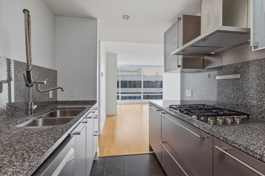 2206 1111 Alberni Street Vancouver, BC - 11