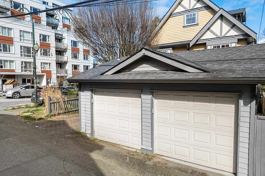 2412 St. Catherines Street Vancouver, BC - 4