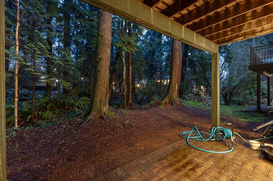 1188 Strathaven Drive North Vancouver, BC - 30