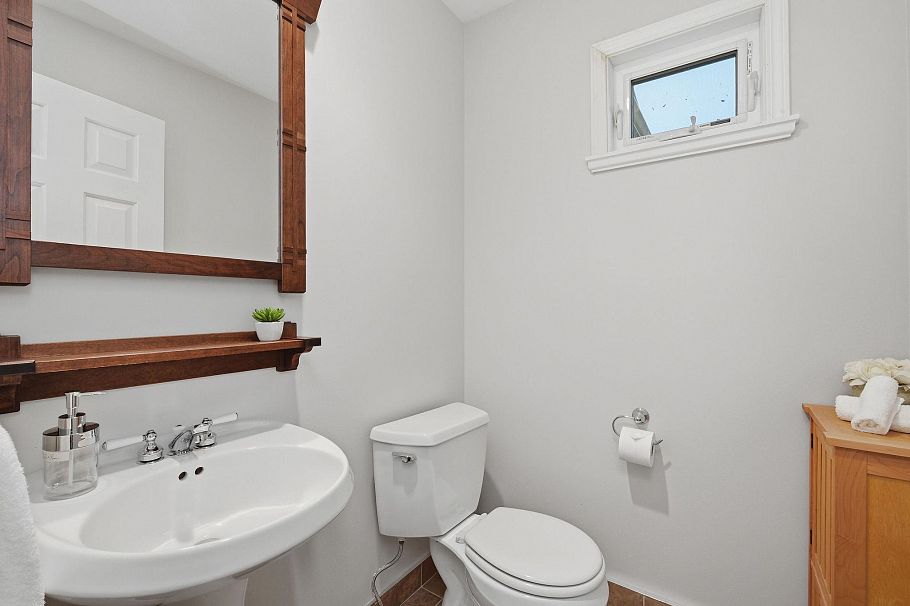 1558 Bowser Avenue North Vancouver, BC - 9